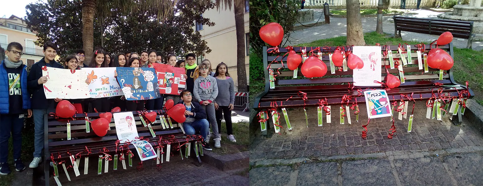 La panchina dell’amore negato allestita nella Villa Comunale della città di Lamezia