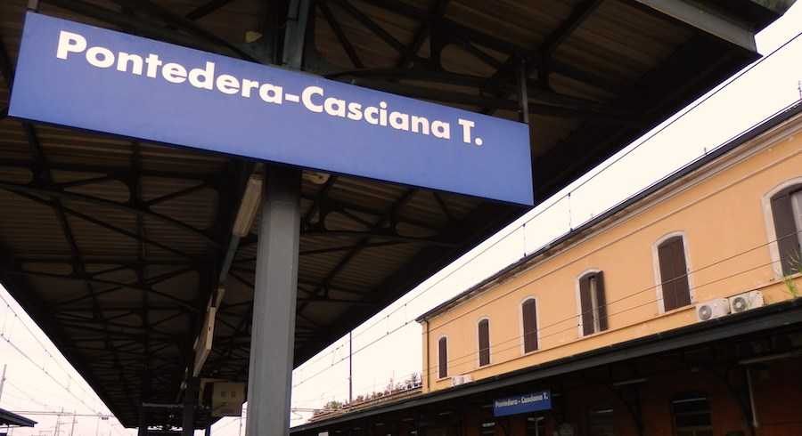 Pontedera, ragazza di 18 anni si suicida lanciandosi sotto un treno: era incinta
