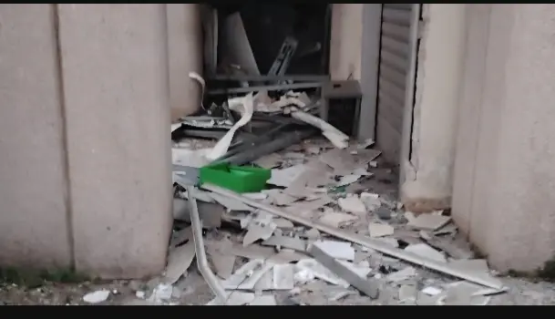 Assalto con esplosivo a un ufficio postale: fatto saltare il Postamat nella notte