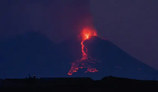 Etna, spettacolo di lava nella notte: fontane alte 300 metri dal cratere di Sud-Est