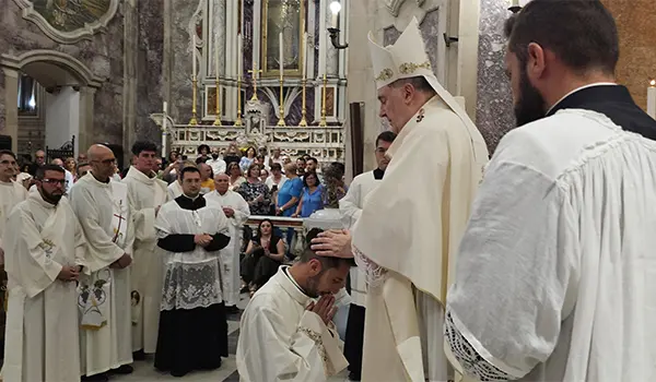 Catanzaro, don Pierpaolo Madia ordinato sacerdote dall’arcivescovo Maniago: “Pellegrino della speranza”