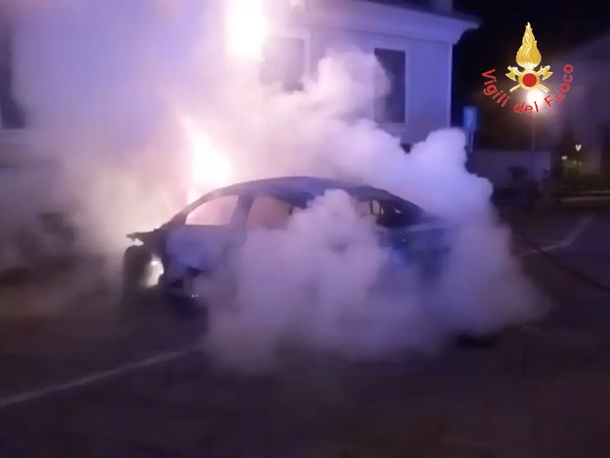 Ennesimo incendio autovettura a Squillace ( Cz) intervento dei VVF