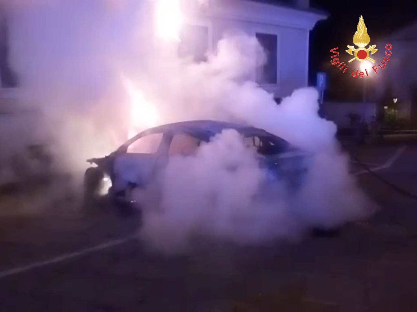 Ennesimo incendio autovettura a Squillace ( Cz) intervento dei VVF