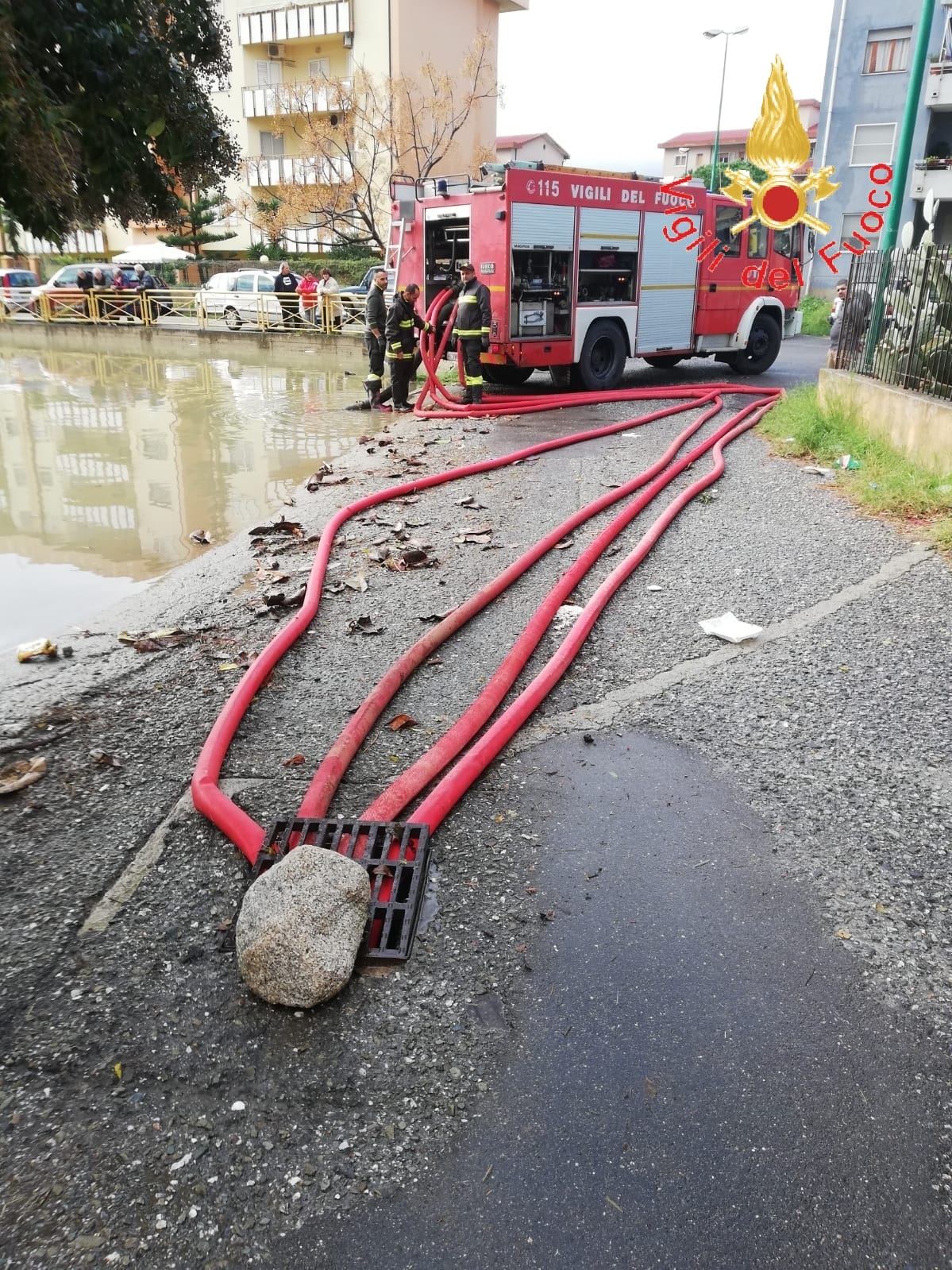 Maltempo, bomba d'acqua su Soverato (Cz) intervento dei VVF