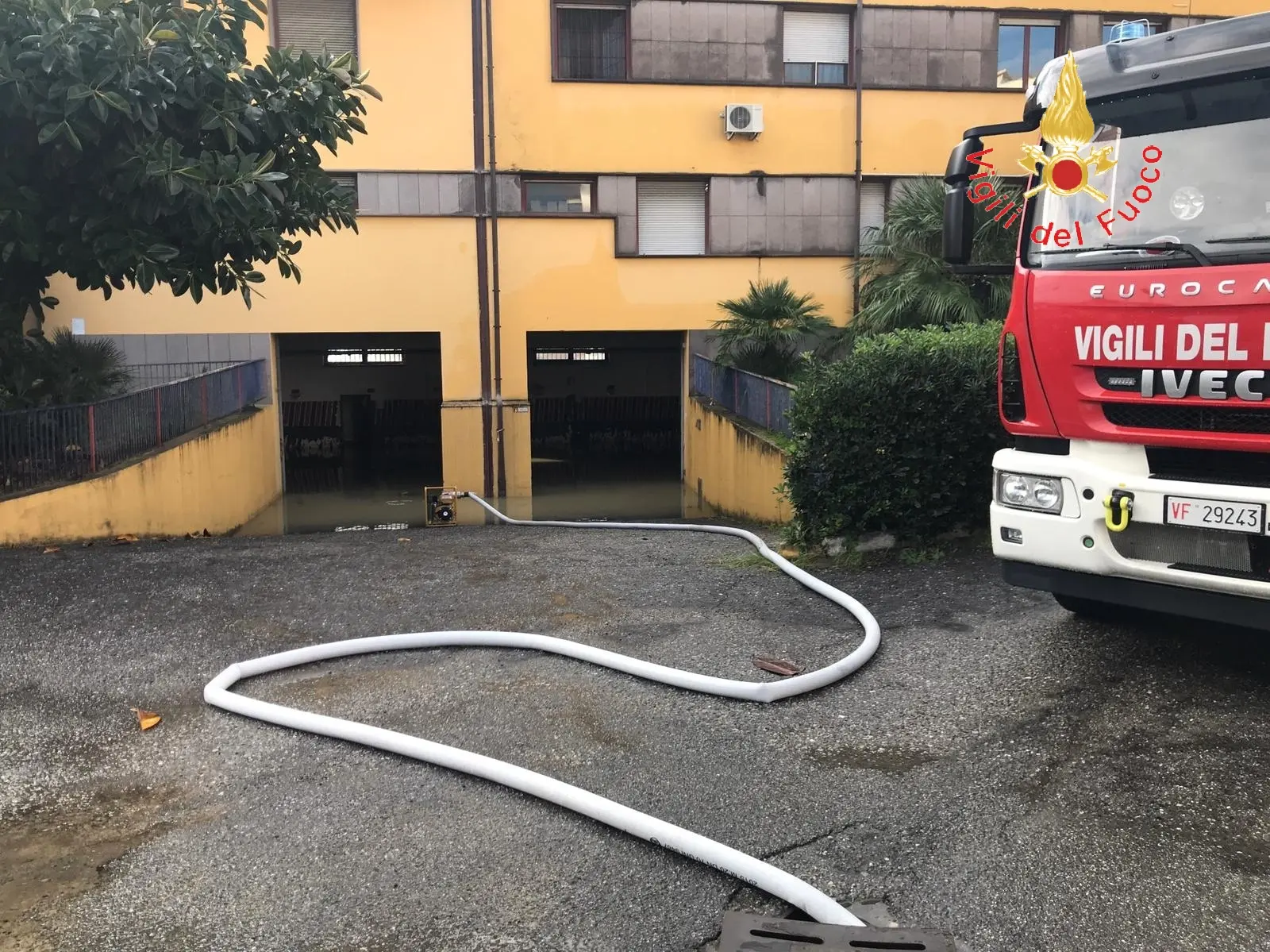 Maltempo, bomba d'acqua su Soverato (Cz) intervento dei VVF