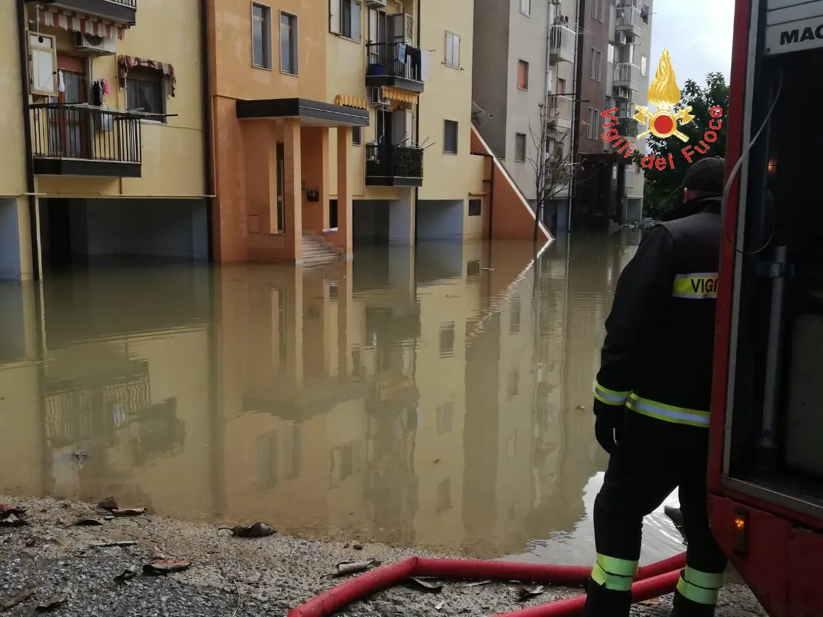 Maltempo, bomba d'acqua su Soverato (Cz) intervento dei VVF