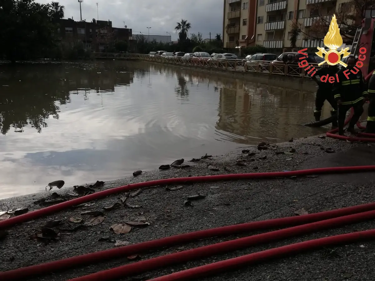 Maltempo, bomba d'acqua su Soverato (Cz) intervento dei VVF