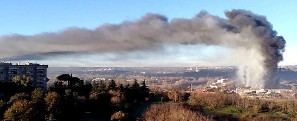 Roma, spento l'incendio si cercano soluzioni