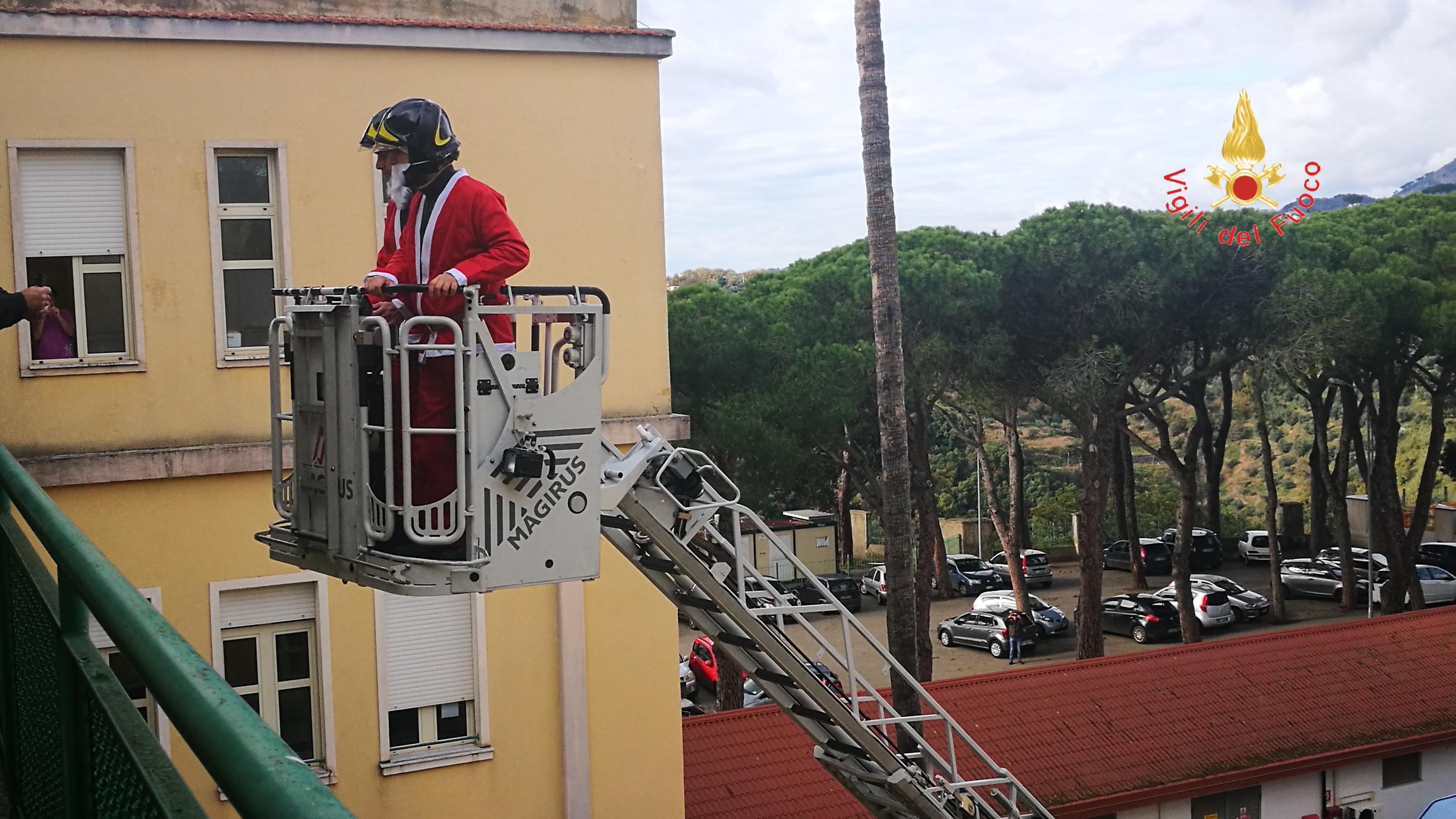 Vigili del Fuoco. Visita al reparto di oncologia pediatrica di Catanzaro (Video)
