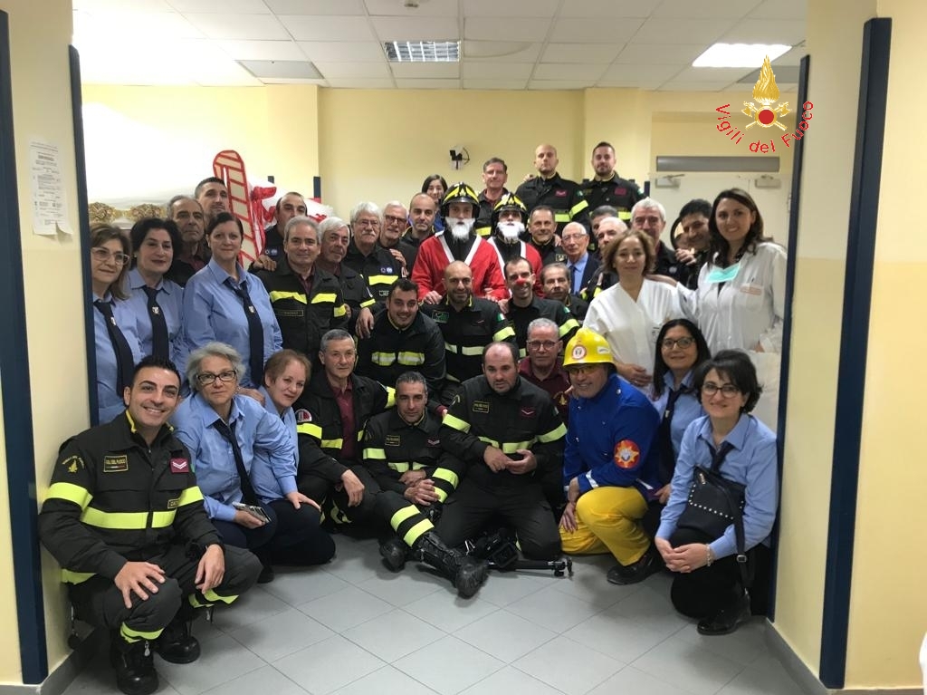 Vigili del Fuoco. Visita al reparto di oncologia pediatrica di Catanzaro (Video)