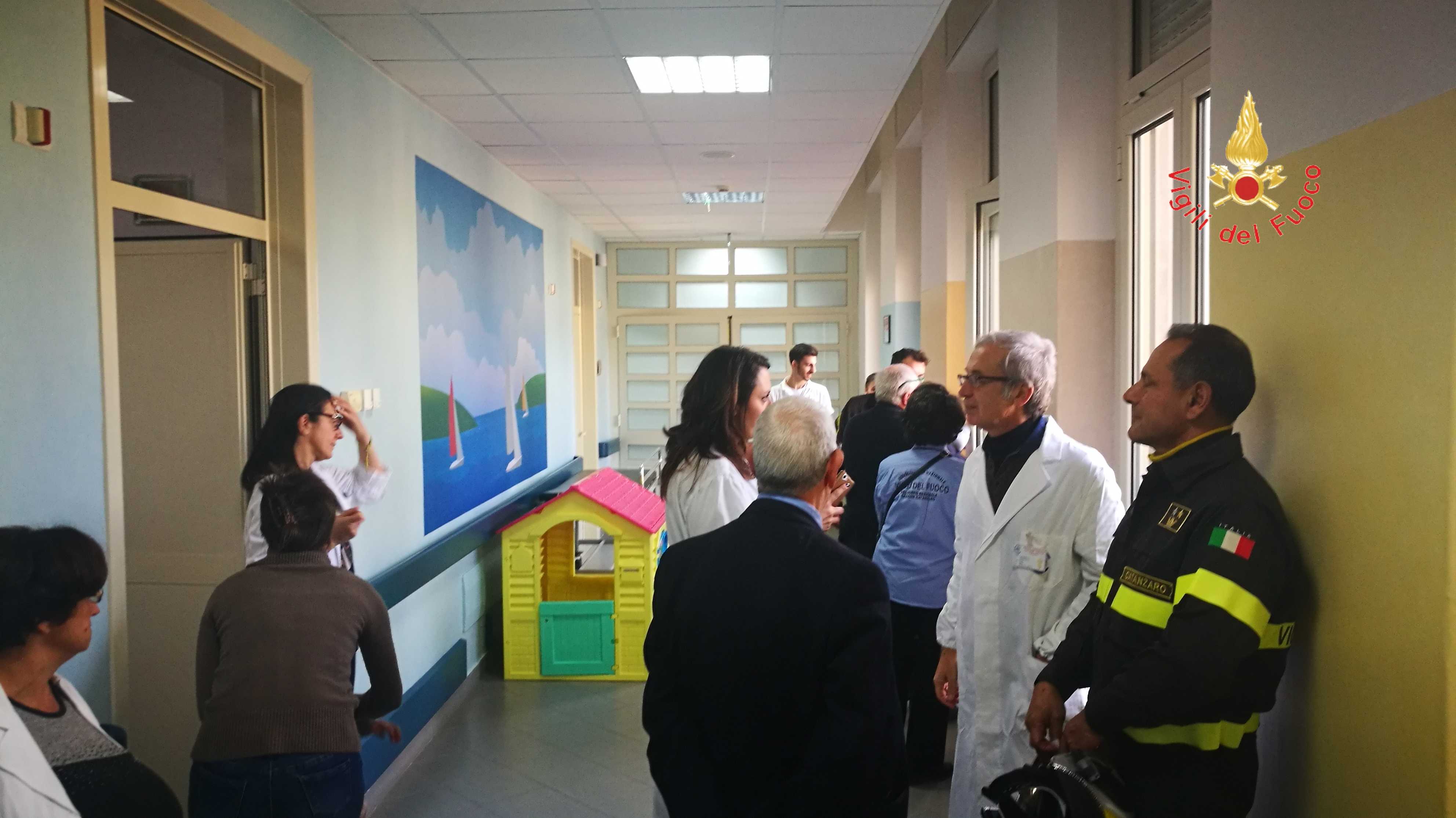 Vigili del Fuoco. Visita al reparto di oncologia pediatrica di Catanzaro (Video)