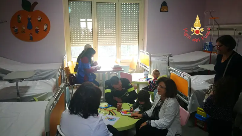 Vigili del Fuoco. Visita al reparto di oncologia pediatrica di Catanzaro (Video)
