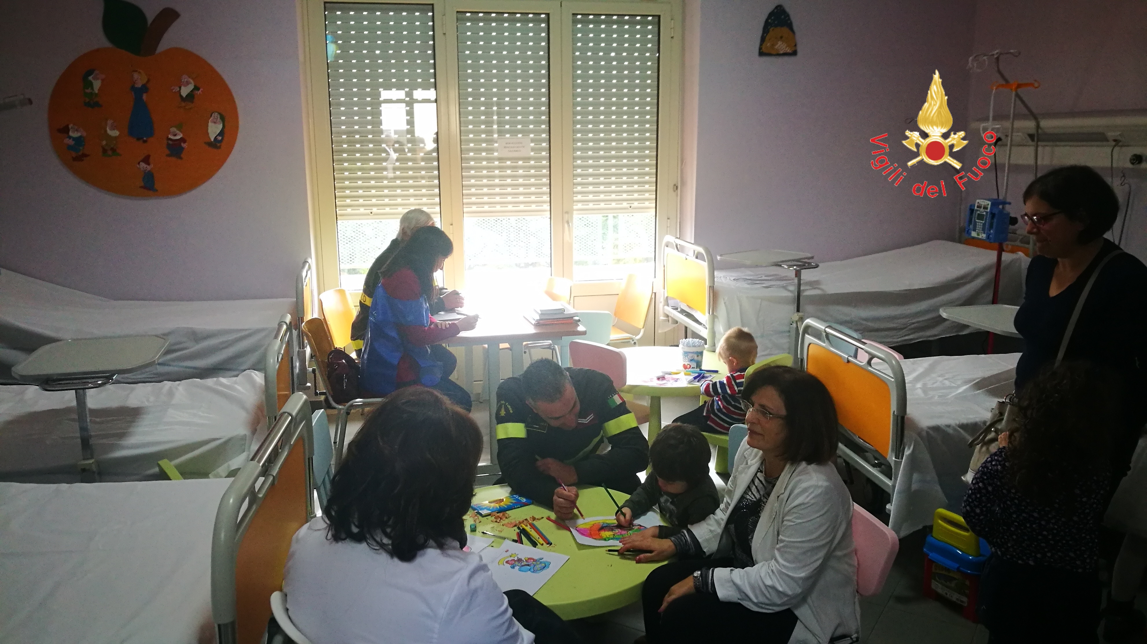 Vigili del Fuoco. Visita al reparto di oncologia pediatrica di Catanzaro (Video)
