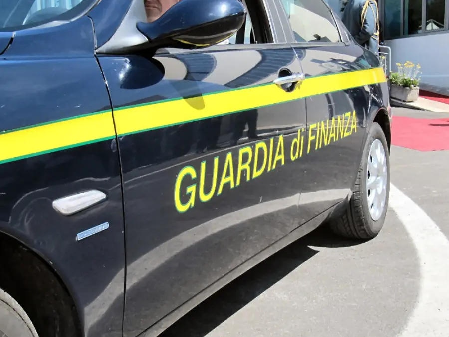 Droga: blitz Gdf e unita cinofile, 19 arresti a Bari