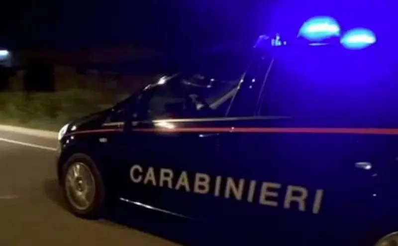 Salerno, padre affetto da Alzheimer accoltella il figlio: madre muore di infarto