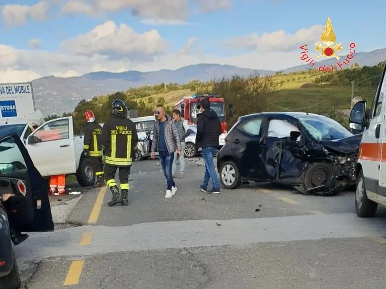 Incidente stradale, vicino CC Due Mari sulla SP89 i VVF estraggono due ragazze dalle lamiere