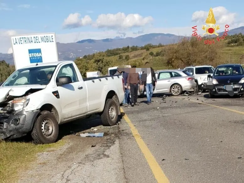 Incidente stradale, vicino CC Due Mari sulla SP89 i VVF estraggono due ragazze dalle lamiere