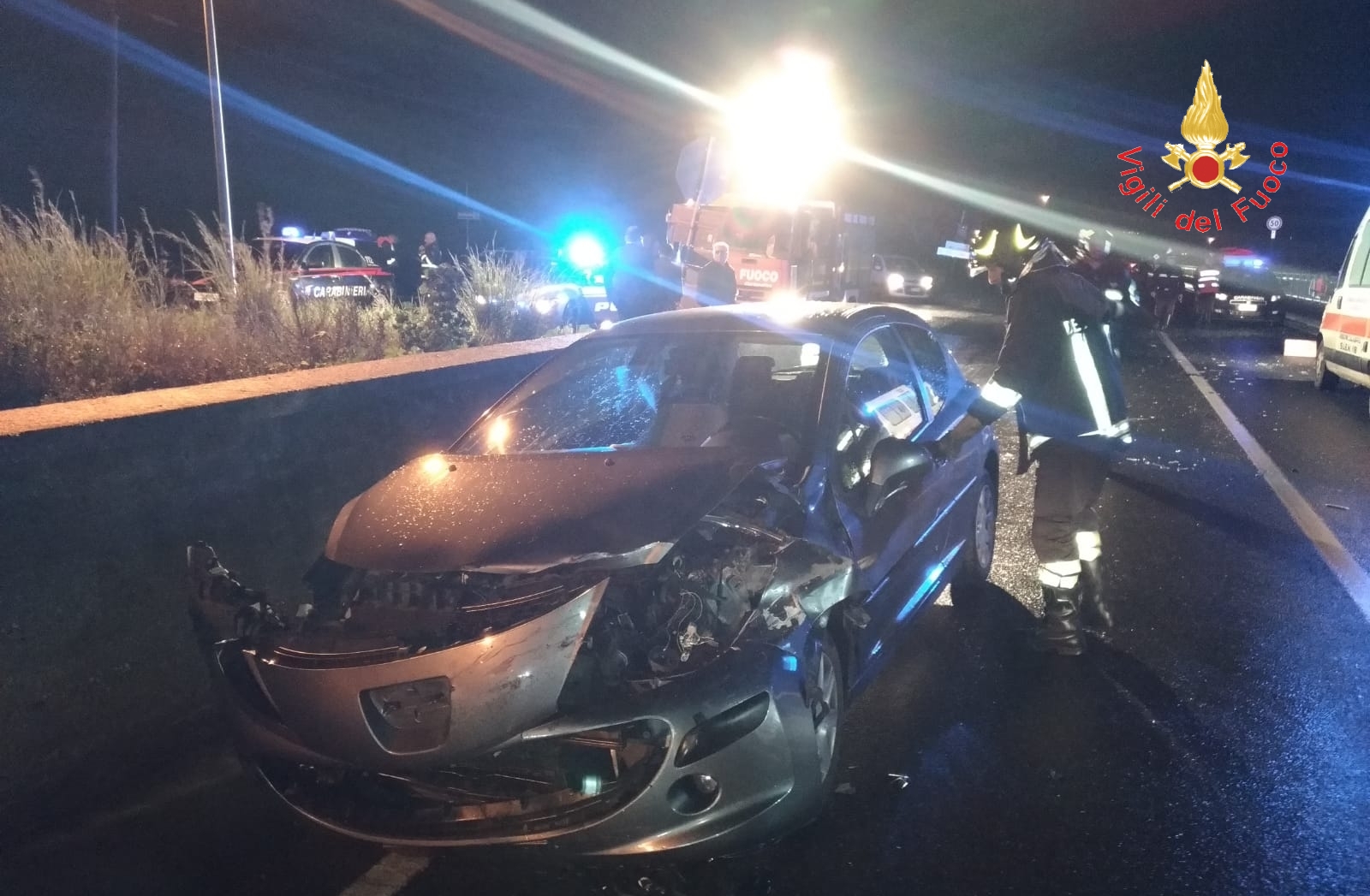 Incidente stradale sulla SS106 tra auto e Motocarro i VVF estraggono dalle lamiere i conducenti