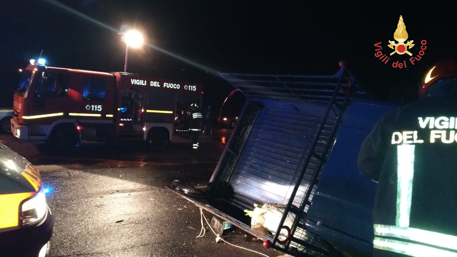 Incidente stradale sulla SS106 tra auto e Motocarro i VVF estraggono dalle lamiere i conducenti