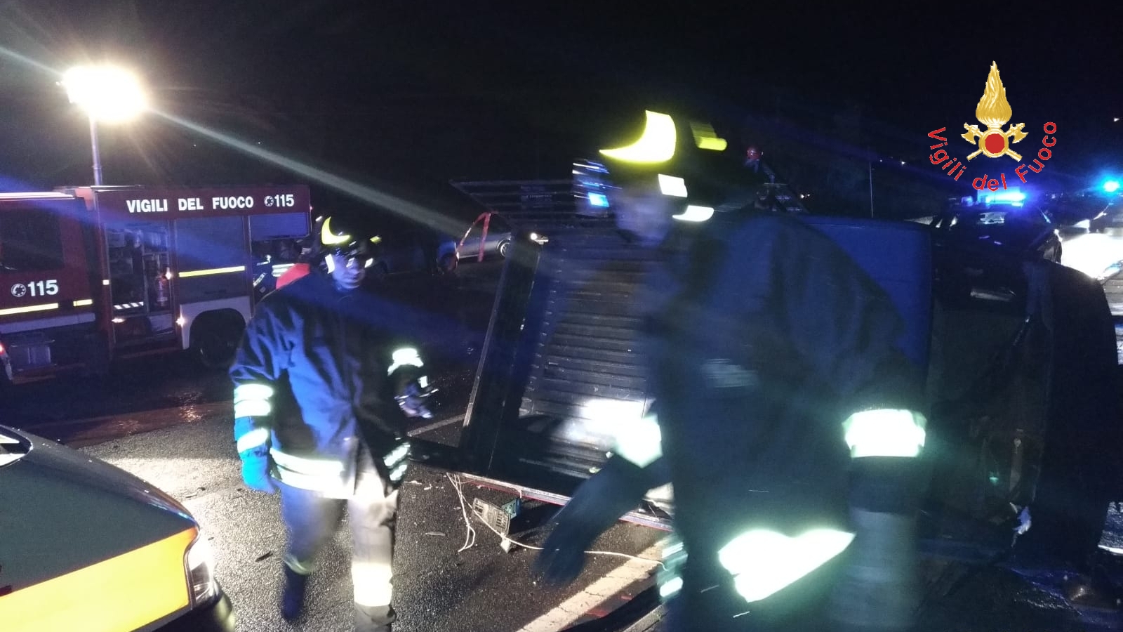 Incidente stradale sulla SS106 tra auto e Motocarro i VVF estraggono dalle lamiere i conducenti