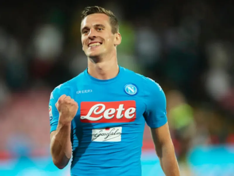 Siluro di Milik alla Sardegna Arena. Il Napoli vince 1-0