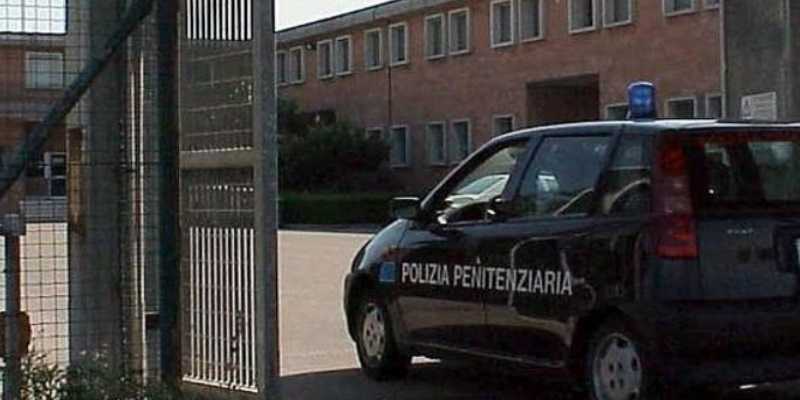 Tensione nel carcere di Ferrara, detenuti danno fuoco a materassi