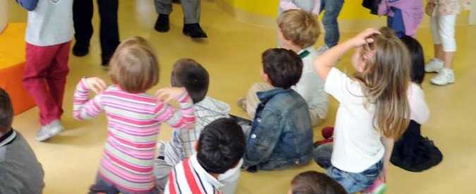 Imola, maestra di 55 anni ai domiciliari: botte e insulti ai bambini dell’asilo