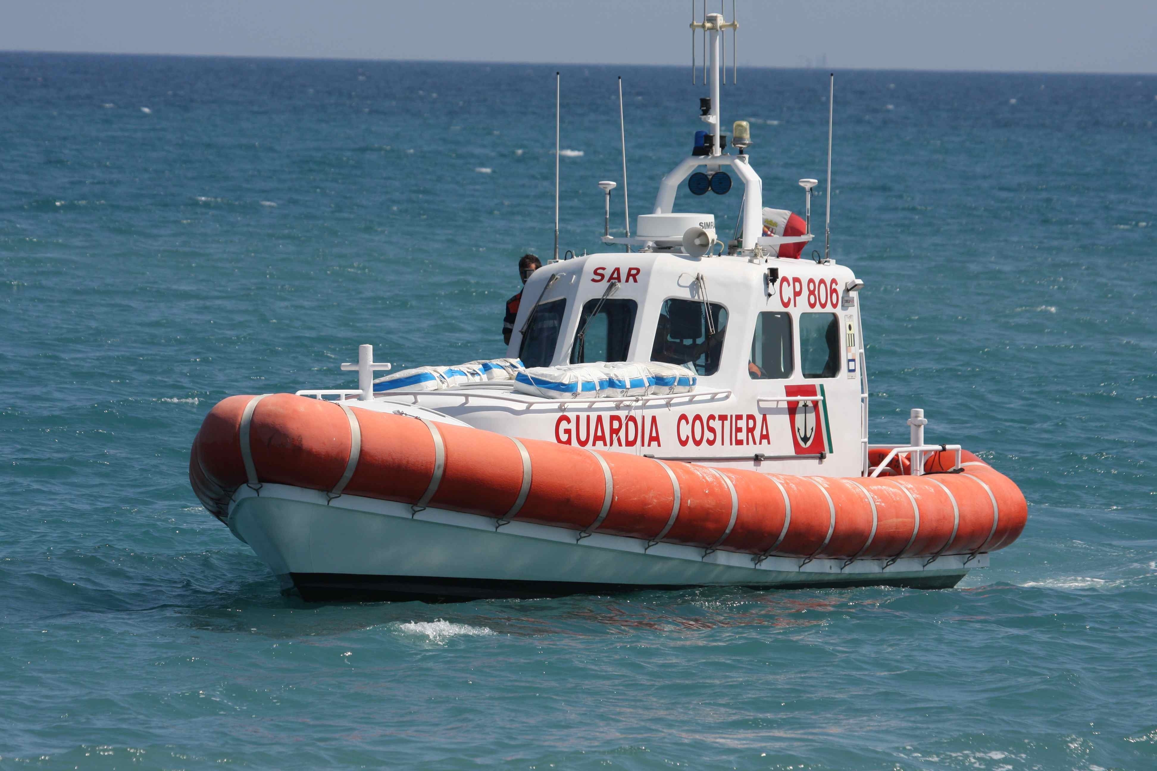 Cadavere trovato in mare a Corigliano, si lavora a identificazione