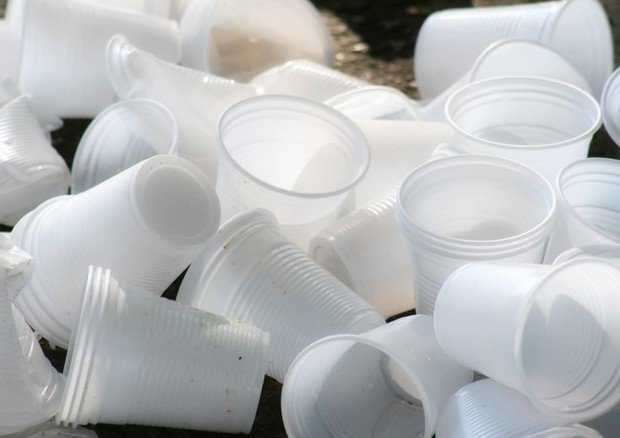 Direttiva sulla plastica monouso, Greenpeace: “dall’europea segnale importante ma non sufficiente”