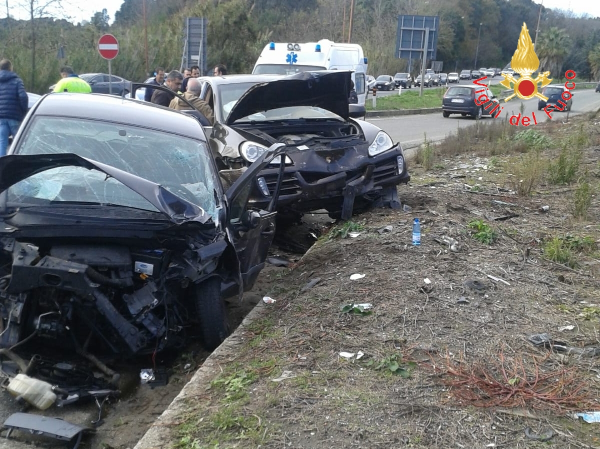 Incidente stradale: SS280 CC Due Mari, un morto. Necessario intervento dei VVF