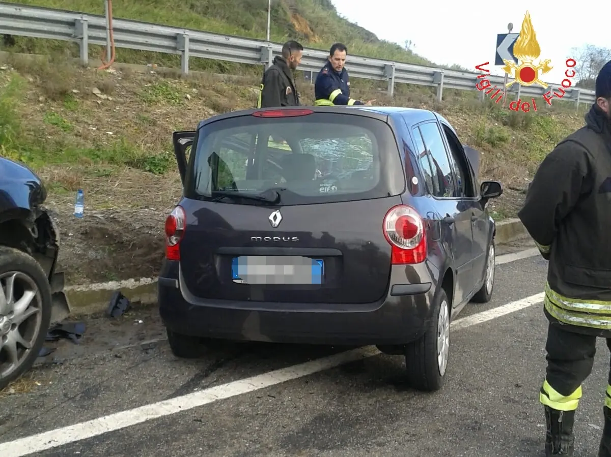 Incidente stradale: SS280 CC Due Mari, un morto. Necessario intervento dei VVF