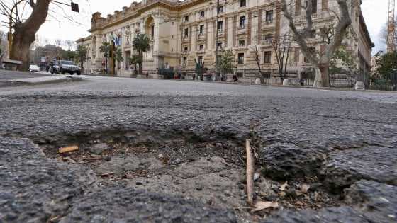 Roma, accordo Governo-Campidoglio per risolvere il problema delle buche