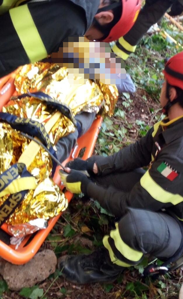 Donna si lancia da cavalcavia autostrada A2, intervenro dei VVF