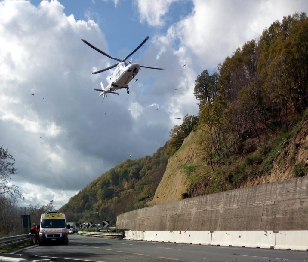 Donna si lancia da cavalcavia autostrada A2, intervenro dei VVF
