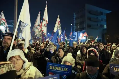 Ungheria, sindacati contro "legge schiavitù"