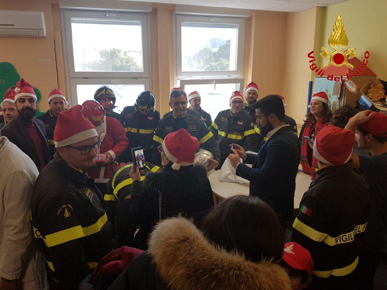 VVF: "Un Natale da Supereroi" all'Ospedale civile San Giovanni di Dio di Crotone (Foto e Video)