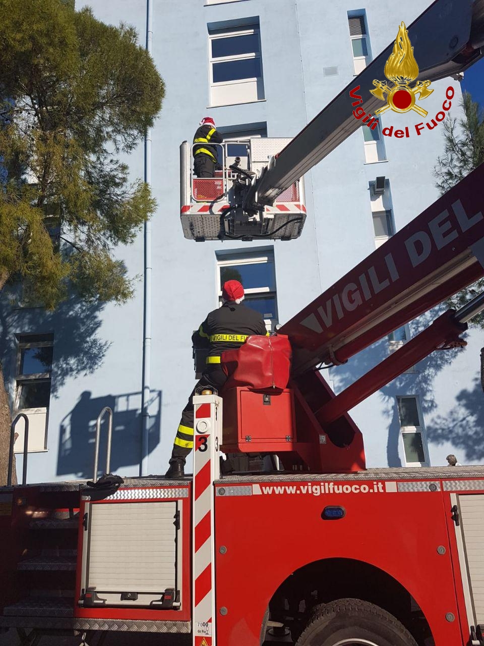 VVF: "Un Natale da Supereroi" all'Ospedale civile San Giovanni di Dio di Crotone (Foto e Video)