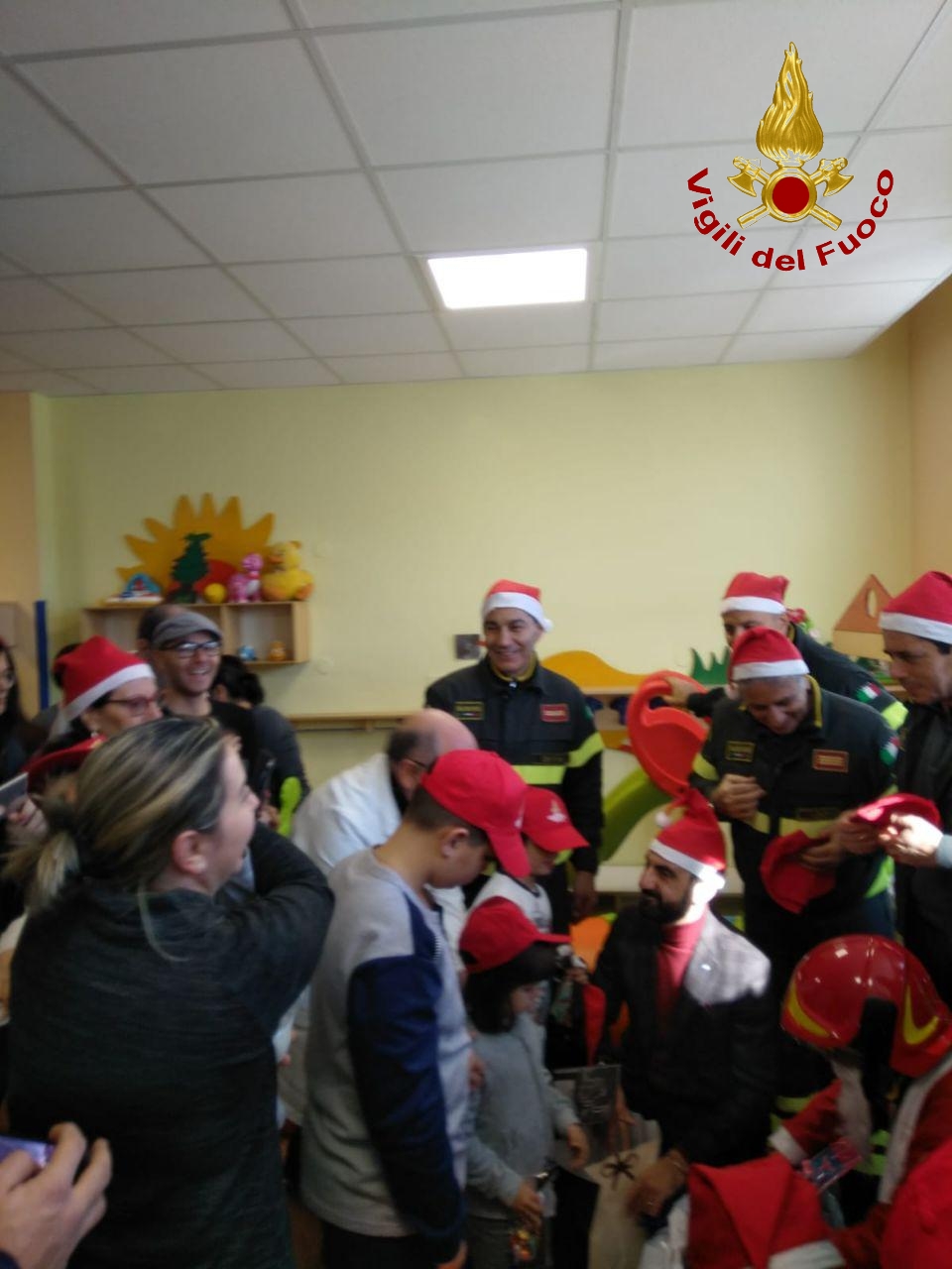 VVF: "Un Natale da Supereroi" all'Ospedale civile San Giovanni di Dio di Crotone (Foto e Video)