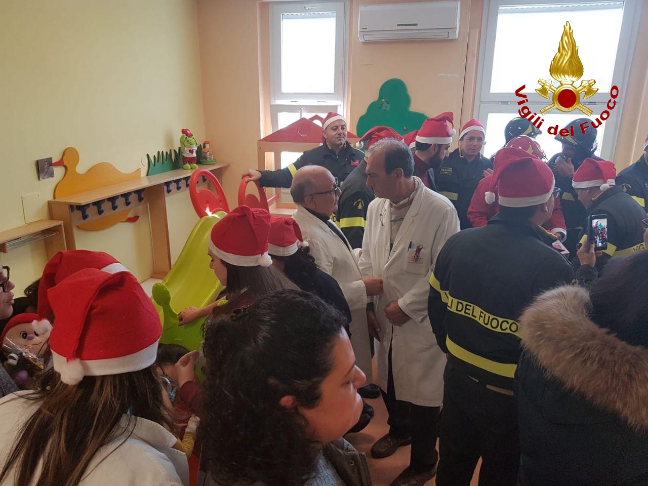 VVF: "Un Natale da Supereroi" all'Ospedale civile San Giovanni di Dio di Crotone (Foto e Video)