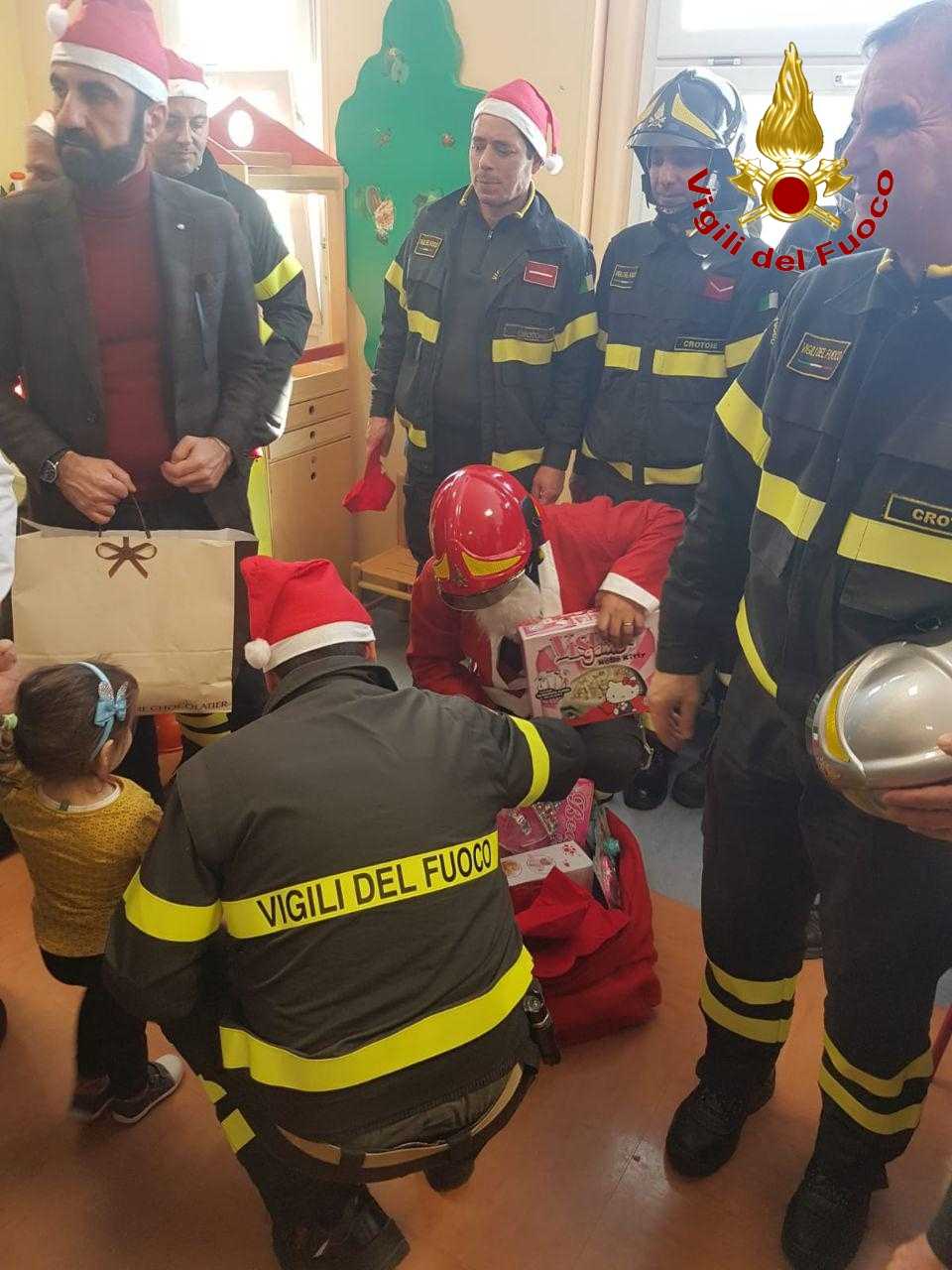 VVF: "Un Natale da Supereroi" all'Ospedale civile San Giovanni di Dio di Crotone (Foto e Video)