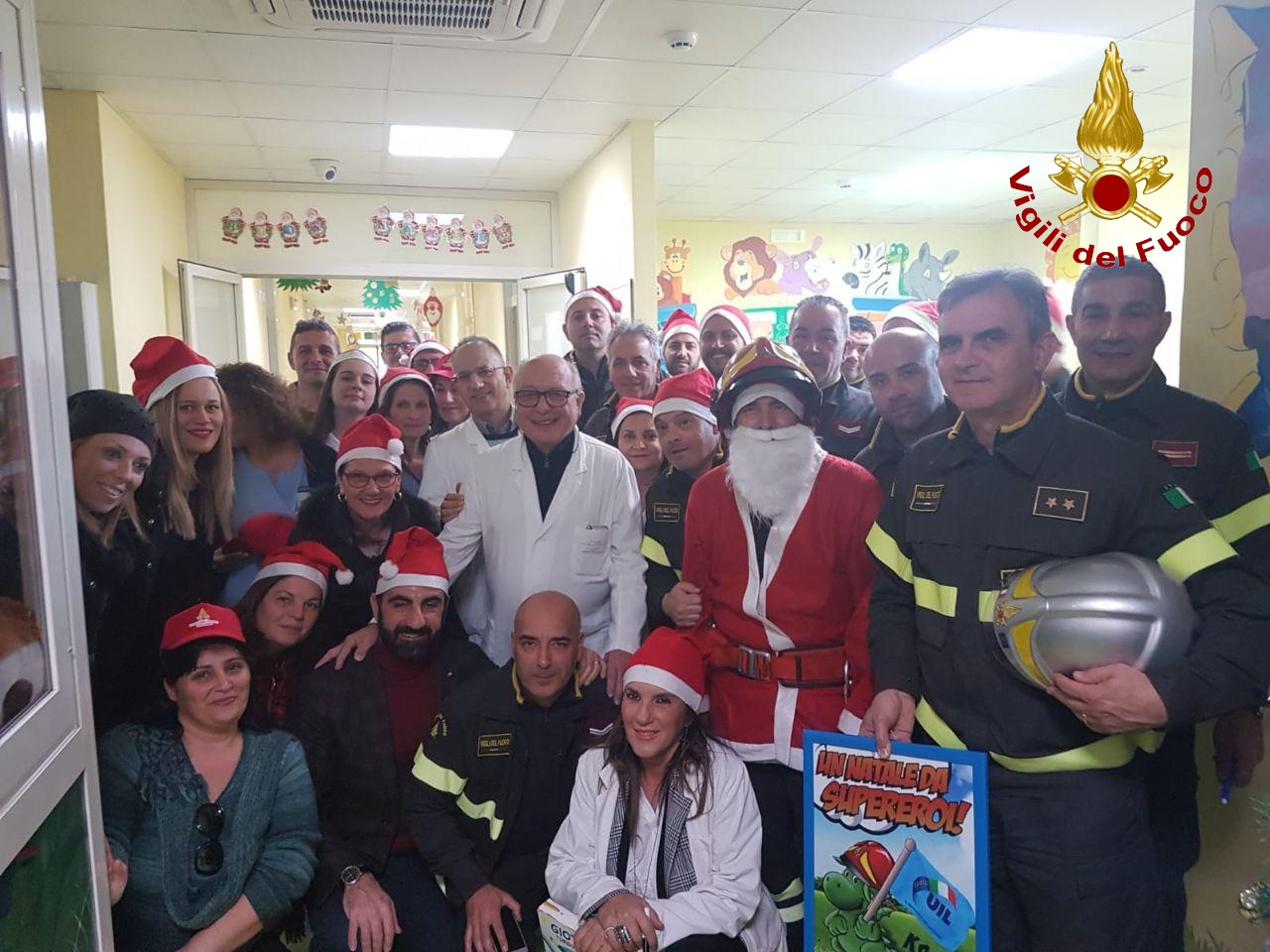VVF: "Un Natale da Supereroi" all'Ospedale civile San Giovanni di Dio di Crotone (Foto e Video)