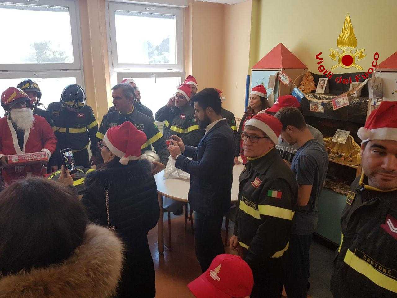 VVF: "Un Natale da Supereroi" all'Ospedale civile San Giovanni di Dio di Crotone (Foto e Video)
