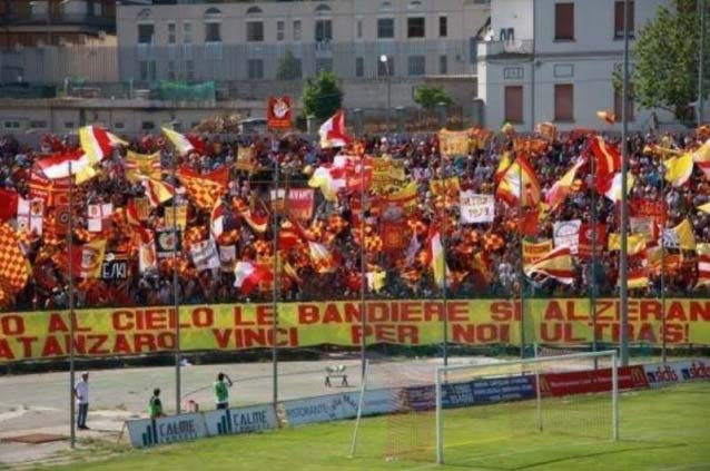 Calcio: 4 Daspo a Catanzaro, tifosi si fingono poliziotti