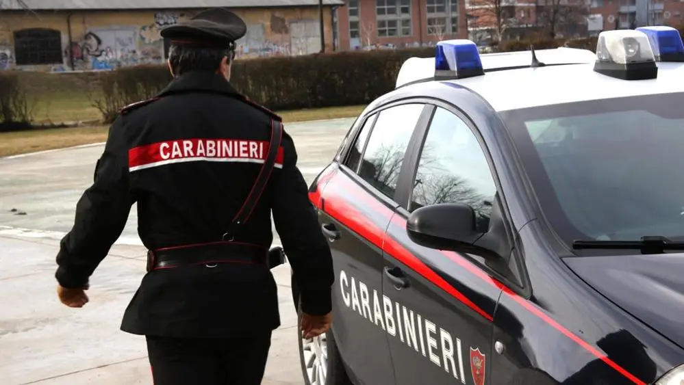 Cosenza, tenta di strangolare la moglie: il pianto della figlia lo trattiene dall’intento