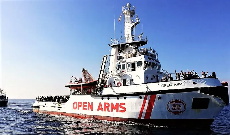 Open Arms: “Fa freddo e manca cibo, ci serve un porto. Salvini verrà giudicato dalla Storia”