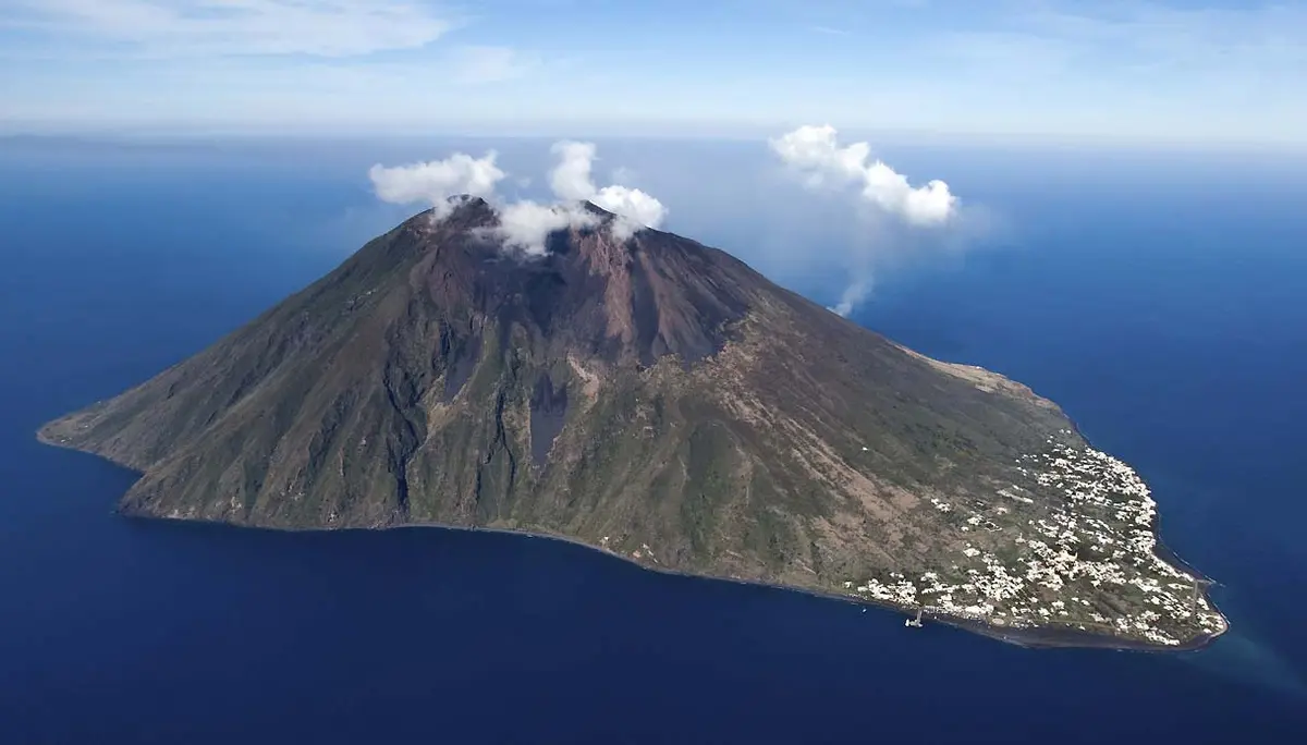 Vulcani: Alzato livello allerta Stromboli, attività fase "attenzione"
