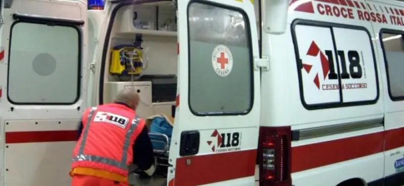 Incidenti: cade da un muro, 18enne gravissimo nel Chietino