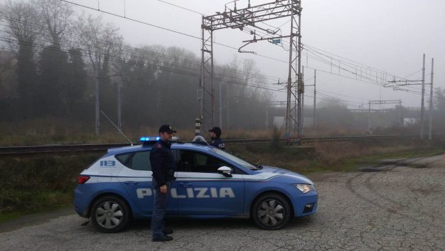 Uomo tenta suicidio camminando su binari, salvato da Polizia