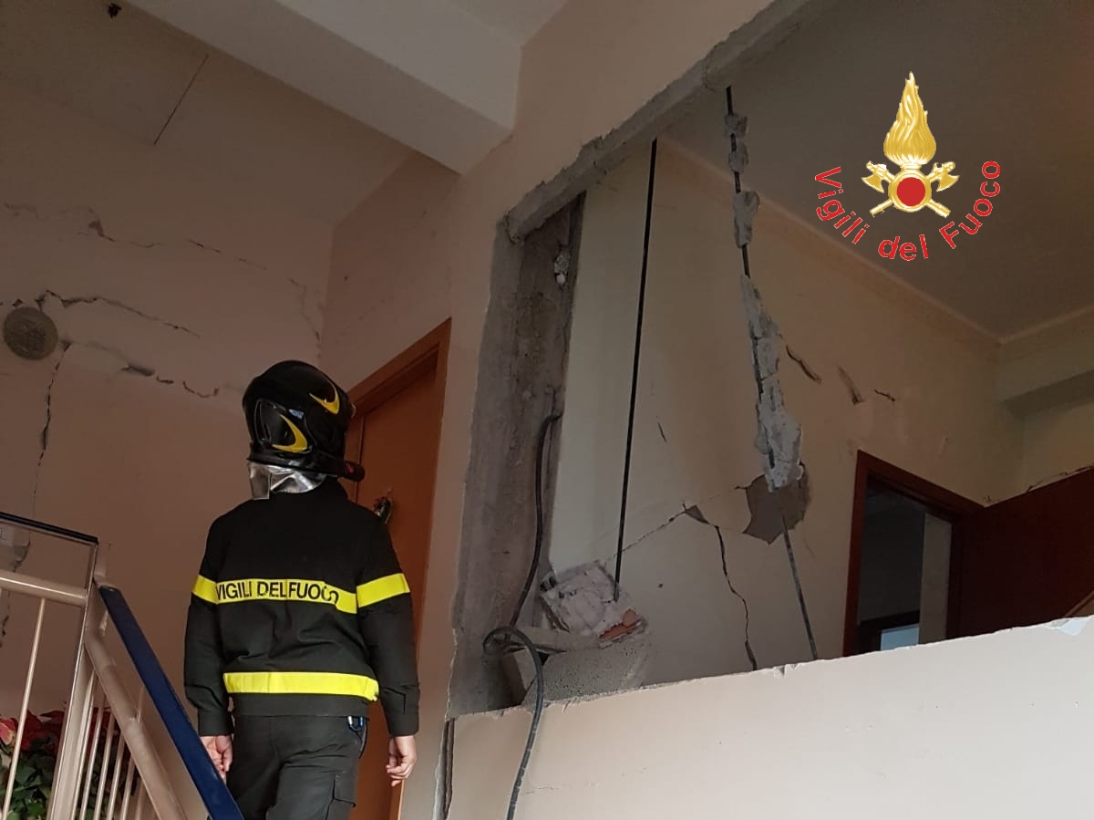 Terremoto: i Vigili del fuoco di Catanzaro a Zafferana Etnea (Foto)