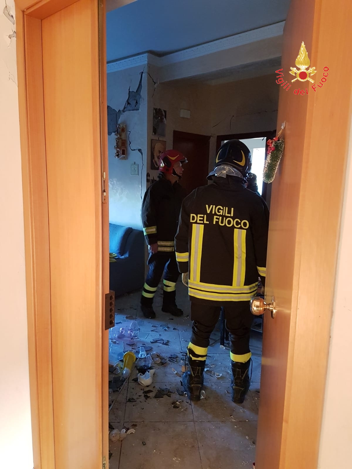 Terremoto: i Vigili del fuoco di Catanzaro a Zafferana Etnea (Foto)